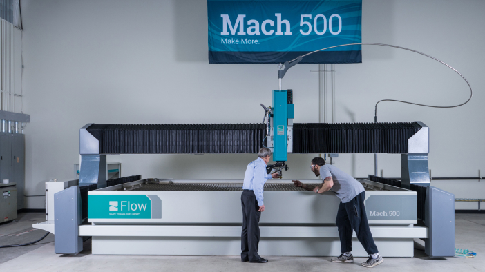 Dois homens trabalhando em uma máquina Mach 500 Flow Waterjet