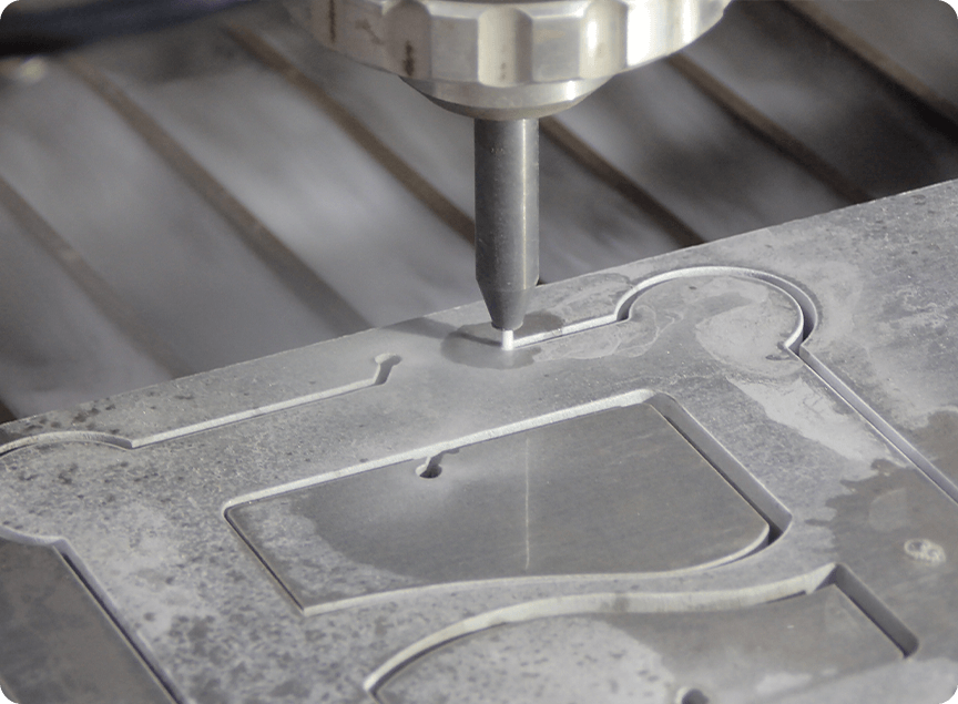 closeup de nanojet cortando um logotipo de fluxo em material metálico